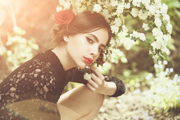 Foto mujer con maquillaje español de moda flor color de rosa en el cabello