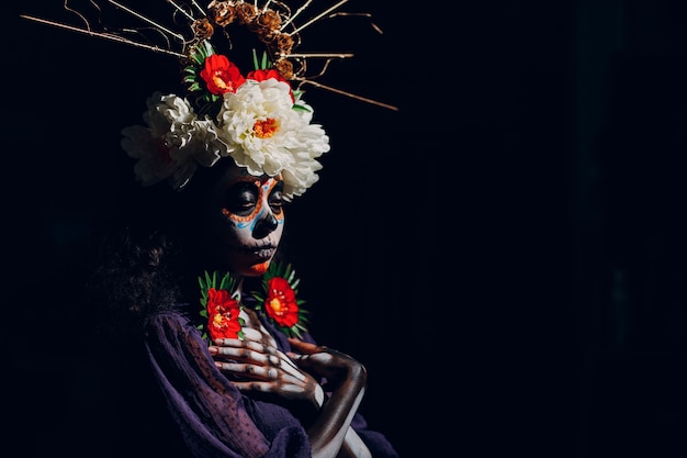 Mujer con maquillaje de halloween de calavera mexicana en su rostro. Dia de muertos y halloween