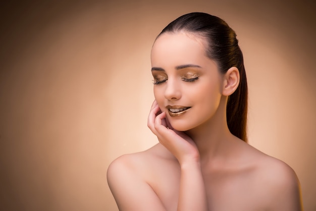 Mujer con maquillaje hermoso contra el fondo