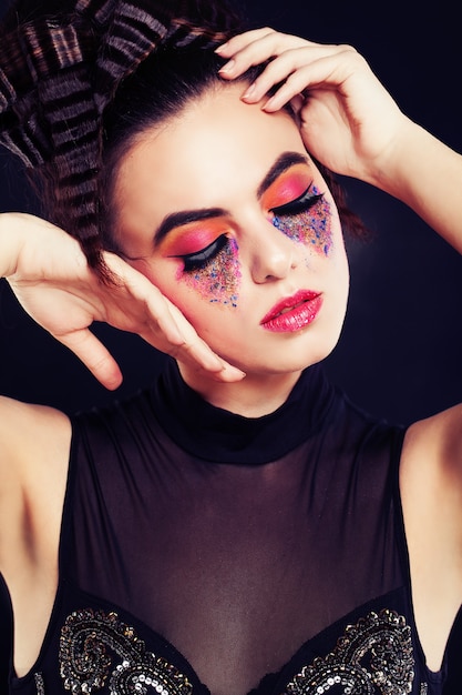 Mujer con maquillaje de moda y peinado ondulado