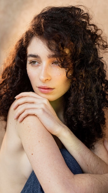 Foto mujer con maquillaje de perlas