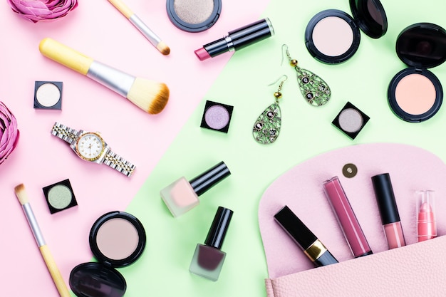 Mujer maquillaje productos y accesorios sobre fondo pastel