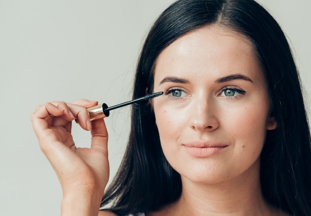 Mujer maquillaje rimel ojos piel sana maquillaje de moda natural. Tiro del estudio.