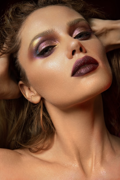 Mujer con maquillaje rojo. sesión de belleza | Foto Premium Mujer con maquillaje rojo. sesión de belleza | Foto Premium