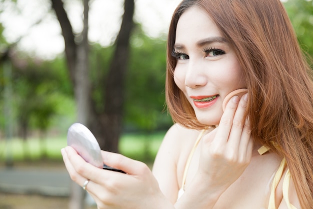 Mujer en maquillaje