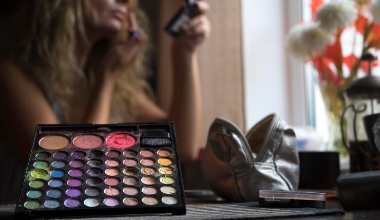 Foto mujer maquillándose en