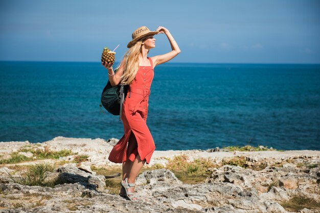 mujer en el mar con olas y cielo azul