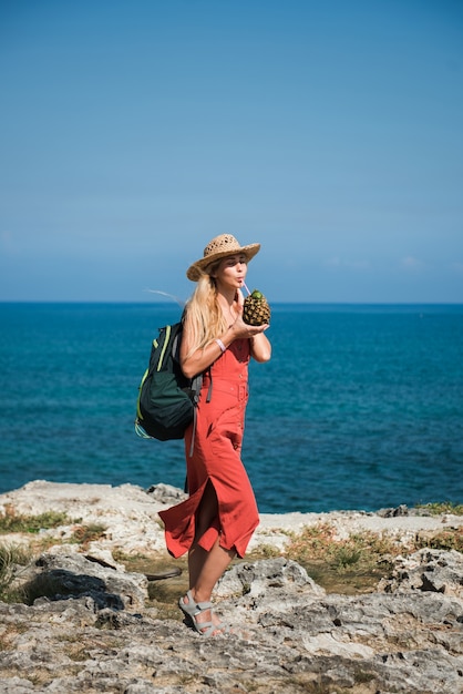 mujer en el mar con olas y cielo azul