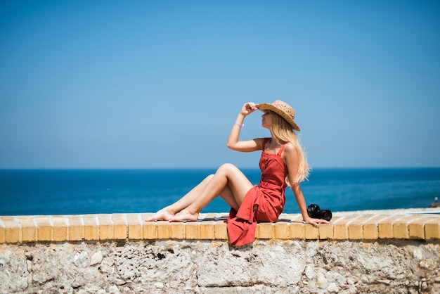 mujer en el mar con olas y cielo azul