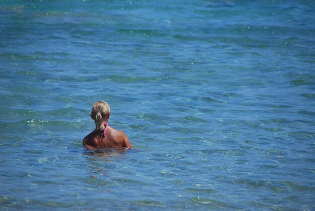 mujer en el mar