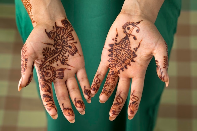 Mujer marroquí con manos pintadas de henna