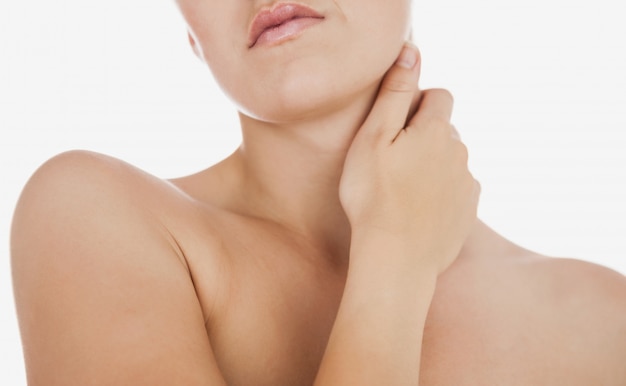 Foto mujer masajeando el cuello