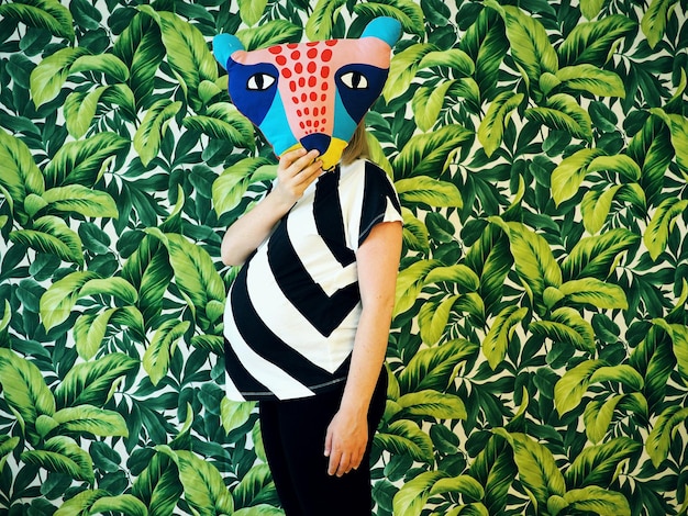 Mujer con una máscara de animal