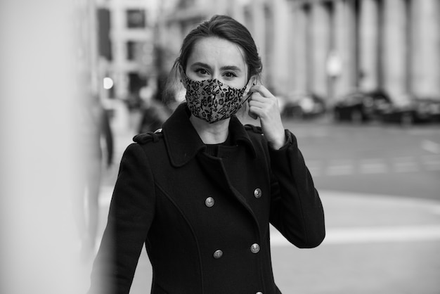 Foto mujer máscara caminando en la ciudad retrato modelo persona joven belleza moda traje negro