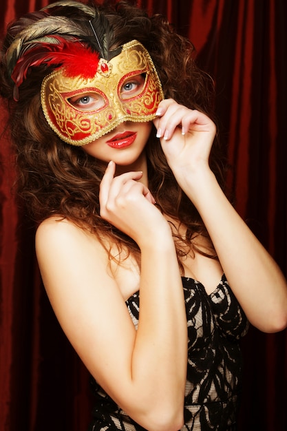Mujer con máscara de carnaval de disfraces venecianos