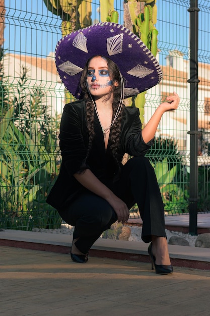 Mujer con máscara de carnaval para una fiesta tradicional mexicana del día de los muertos afuera