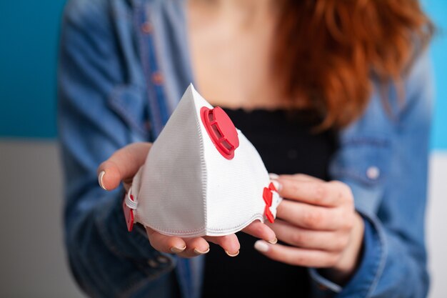 Mujer con máscara para cubrir la boca y la nariz para proteger contra el virus.