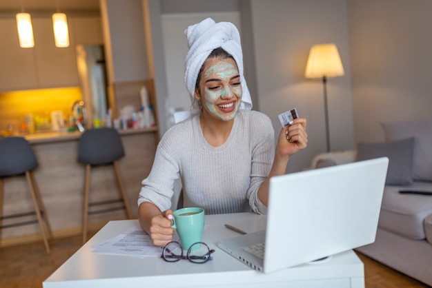 Mujer con máscara facial de compras en línea desde su casa. Tiempo libre en casa.