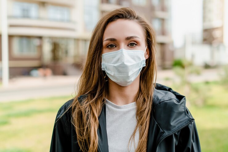 Foto mujer con máscara médica afuera en la calle de la ciudad