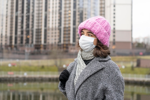 Foto mujer con máscara médica en la ciudad