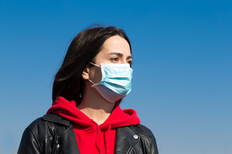 Foto mujer con máscara médica estéril protegida en su rostro