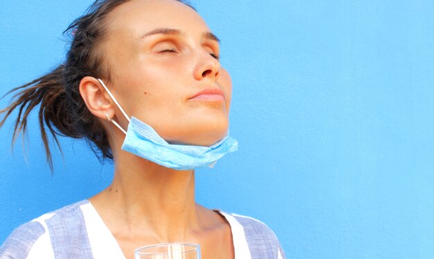 Foto mujer, en, máscara médica