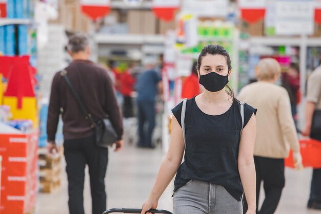 Mujer en máscara de medicina hacer compras de comestibles