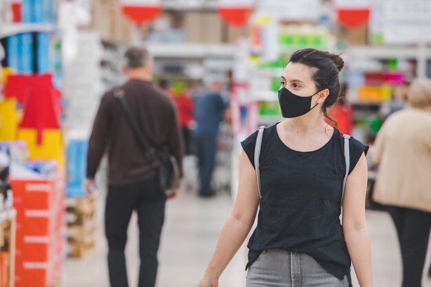 Mujer en máscara de medicina hacer compras de comestibles