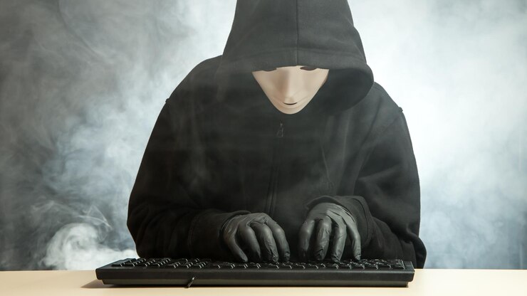 Foto mujer con máscara mientras escribe en el teclado contra un fondo borroso