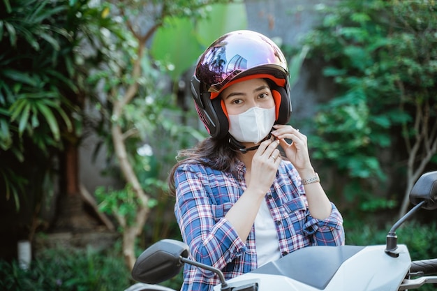 Los Motoristas Aman. Hombre Y Mujer En Cascos De Moto. Cerrar El Retrato De  Dos Jóvenes. Fotos, retratos, imágenes y fotografía de archivo libres de  derecho. Image 68876856