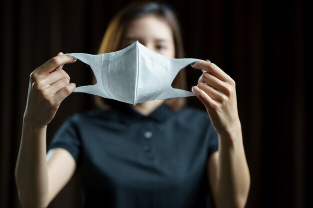 Mujer con la máscara de protección respiratoria N95.