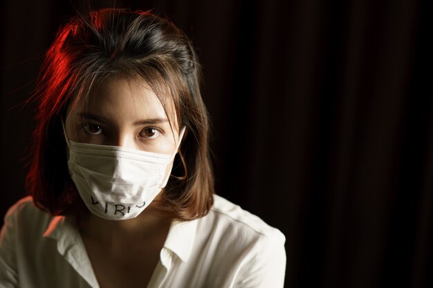 Foto mujer con máscara protectora corona virus