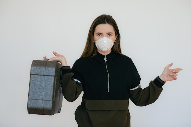 Mujer con máscara protectora con estuche gris.