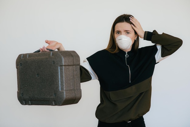 Mujer con máscara protectora con estuche gris.