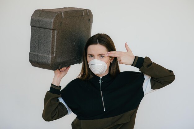 Mujer con máscara protectora con estuche gris.