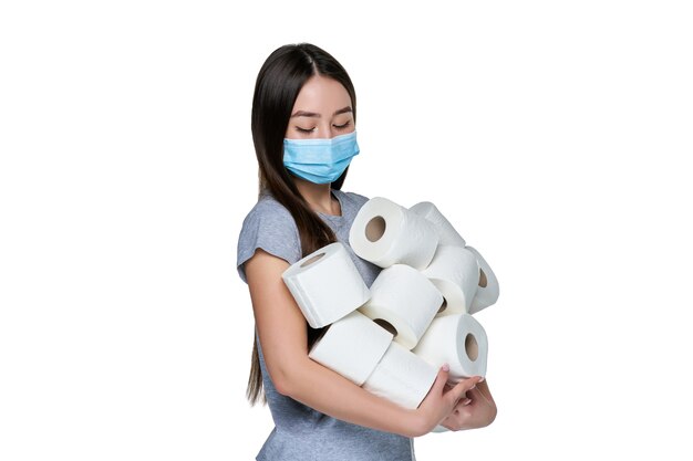 Mujer en una máscara protectora sosteniendo papel higiénico