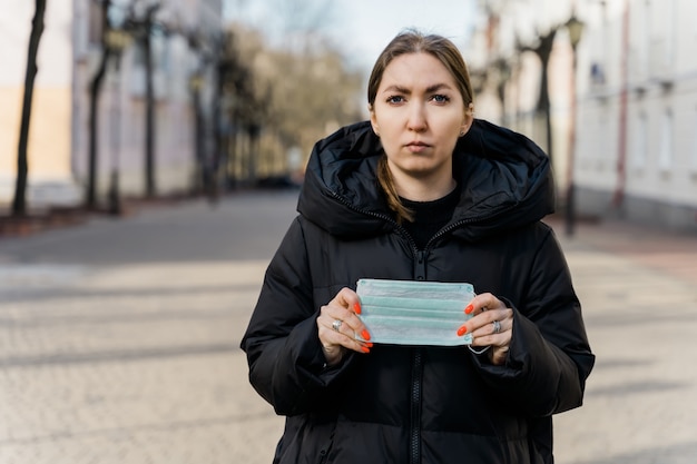 mujer con máscara para protege del virus covid-19