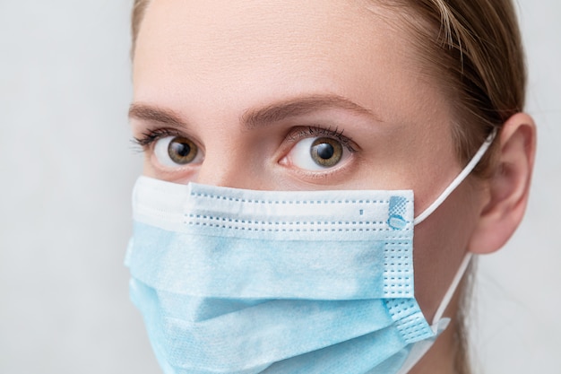 Mujer en máscara respiratoria, retrato de portarretrato.