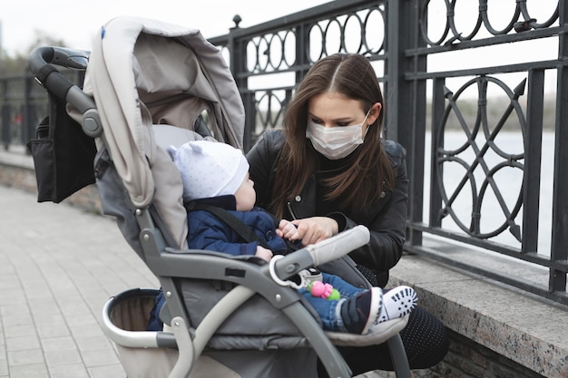 Mujer con máscara en el rostro para protegerse del coronavirus covid19