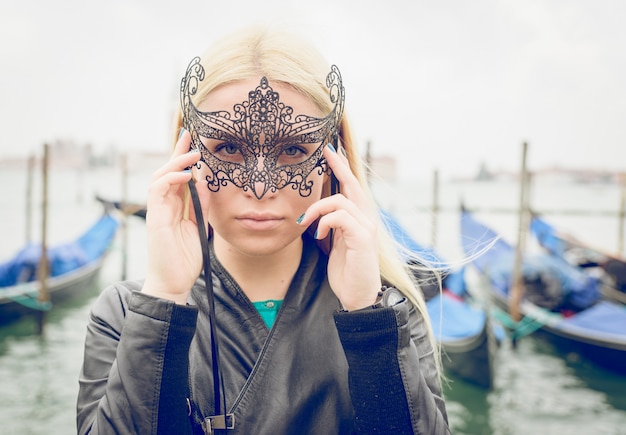 Mujer con una máscara en Venecia