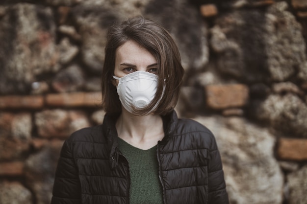 Mujer con mascarilla durante el brote de coronavirus