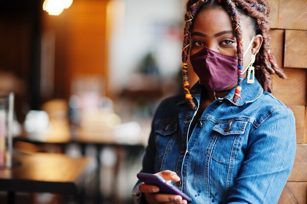 Mujer con mascarilla en café