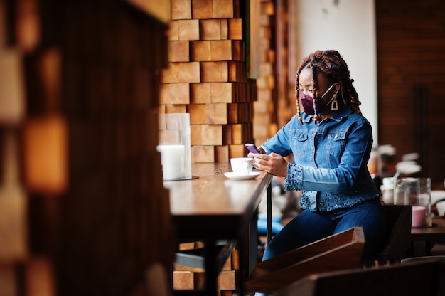 Mujer con mascarilla en café