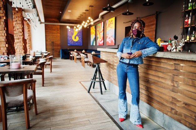 Mujer con mascarilla en café