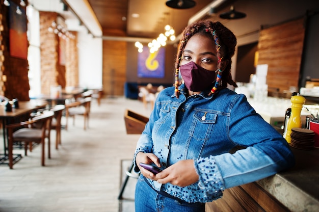 Mujer con mascarilla en café