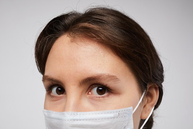 Mujer con mascarilla de cerca