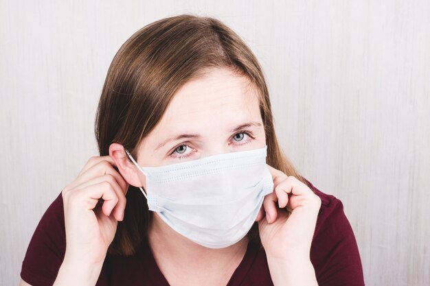 Mujer con mascarilla contra el coronavirus