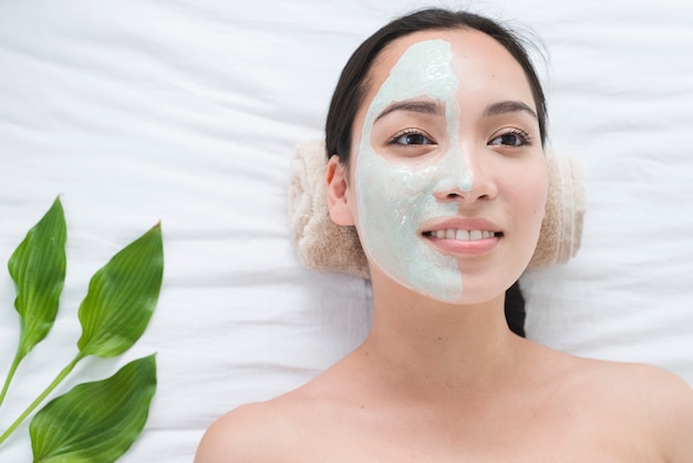 Foto mujer con una mascarilla facial en un spa