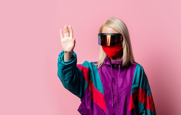 Mujer con mascarilla y gafas 3D en rosa