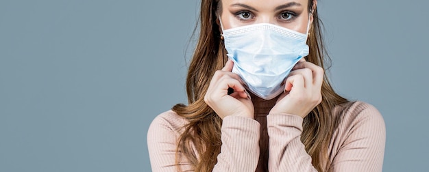 Mujer con mascarilla médica Mujer con mascarilla quirúrgica para el virus de la corona Mujer con mascarilla de protección antivirus Chica con mascarilla protectora